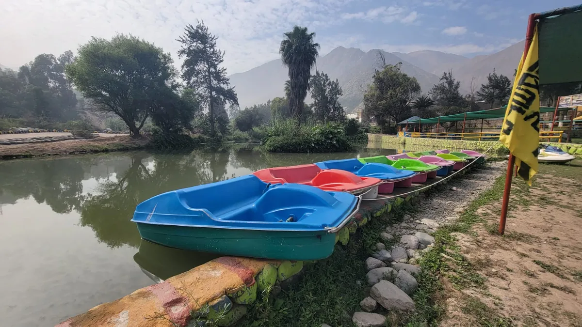Lago con botes para pasear
