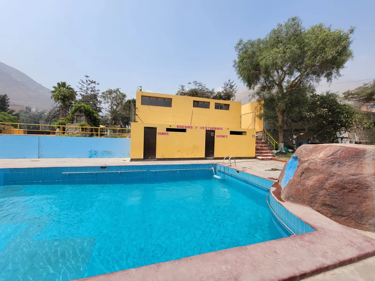 Piscina con tobogán